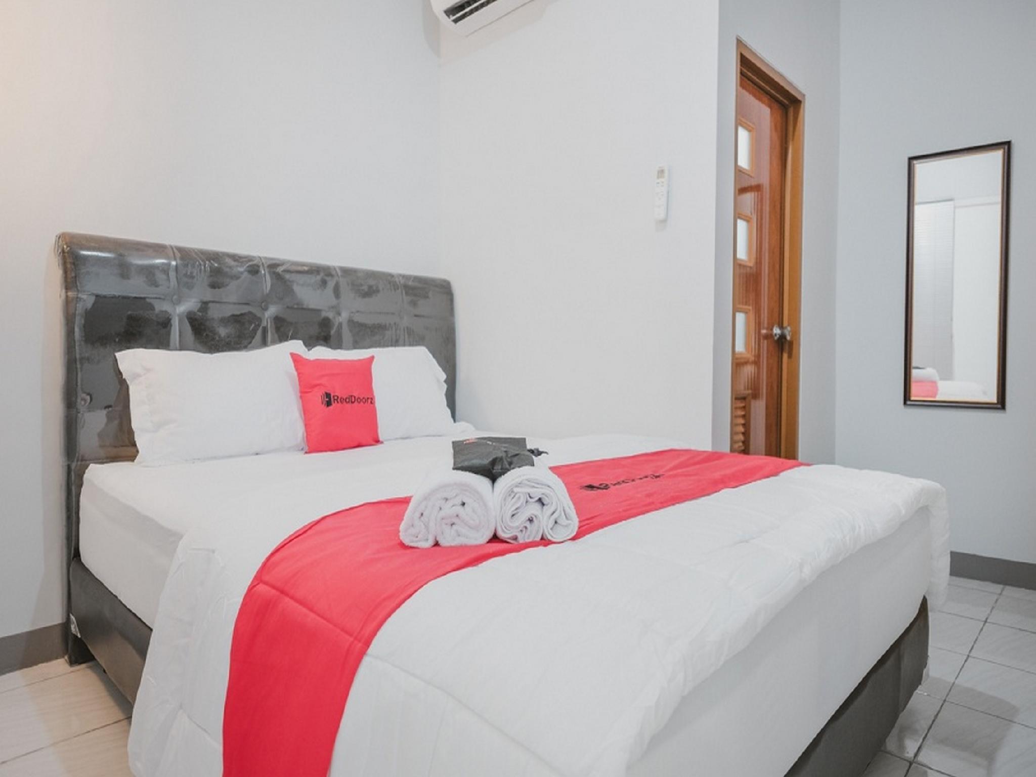 Отель Reddoorz Syariah Near Siloam Hospital Kebon Jeruk Джакарта Экстерьер фото