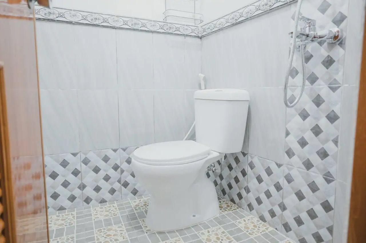 Отель Reddoorz Syariah Near Siloam Hospital Kebon Jeruk Джакарта Экстерьер фото