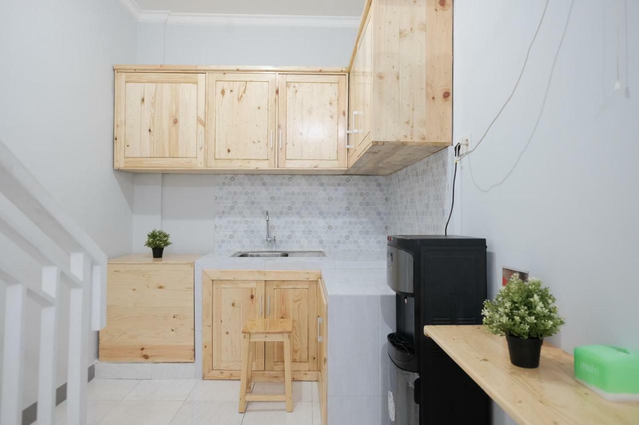 Отель Reddoorz Syariah Near Siloam Hospital Kebon Jeruk Джакарта Экстерьер фото