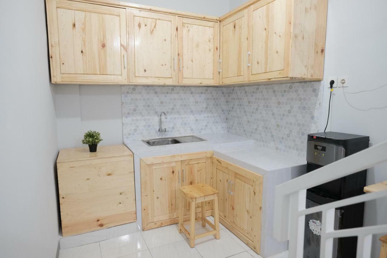 Отель Reddoorz Syariah Near Siloam Hospital Kebon Jeruk Джакарта Экстерьер фото