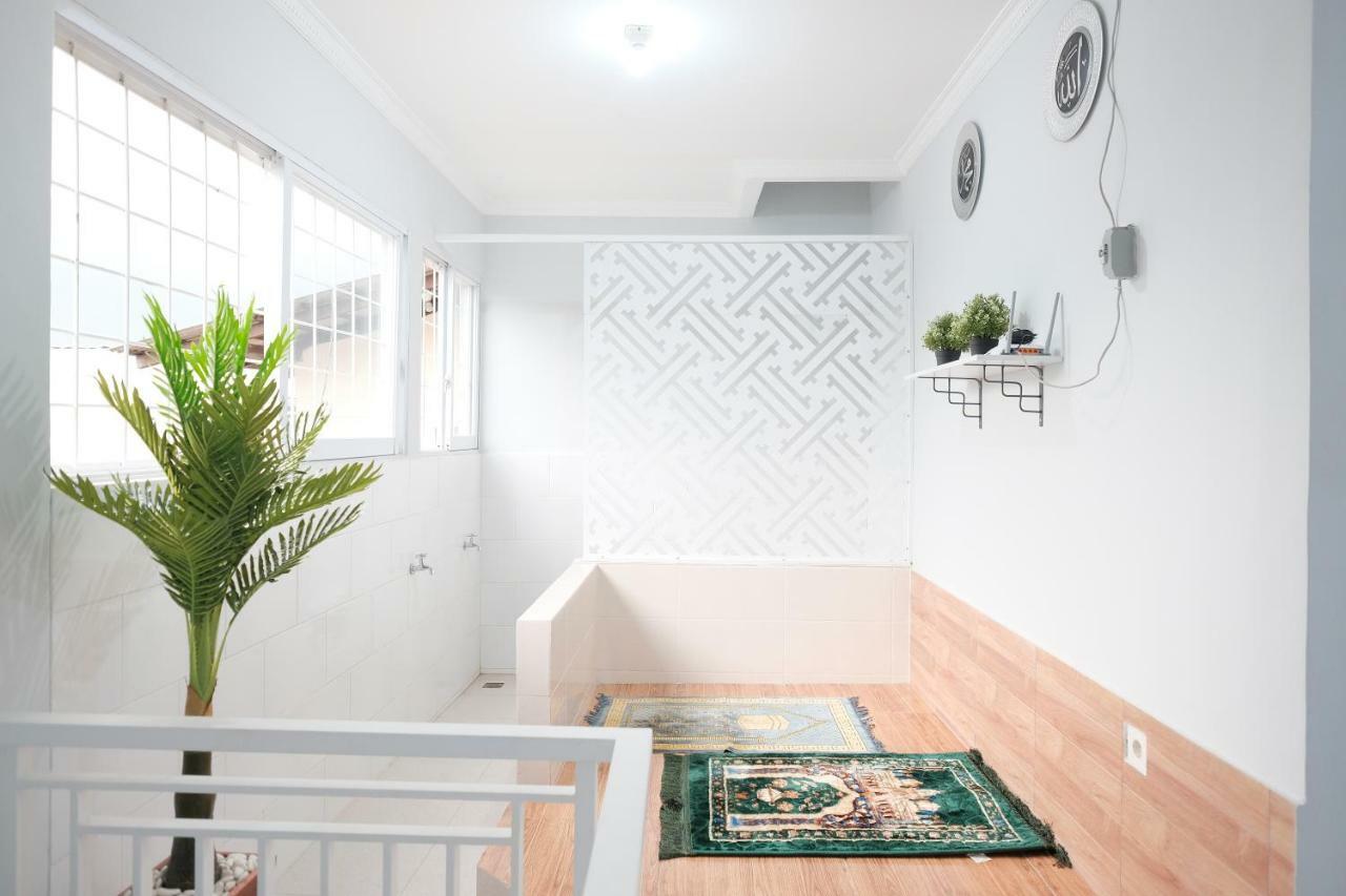 Отель Reddoorz Syariah Near Siloam Hospital Kebon Jeruk Джакарта Экстерьер фото