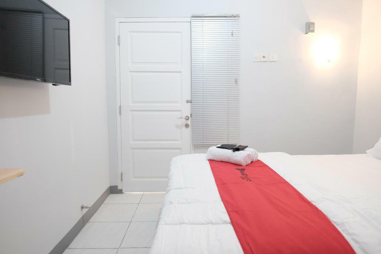 Отель Reddoorz Syariah Near Siloam Hospital Kebon Jeruk Джакарта Экстерьер фото