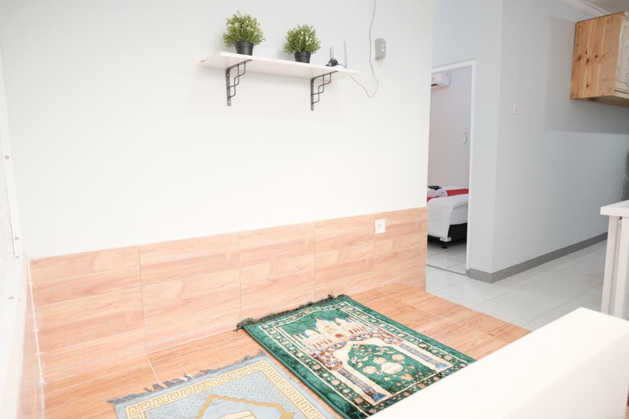 Отель Reddoorz Syariah Near Siloam Hospital Kebon Jeruk Джакарта Экстерьер фото