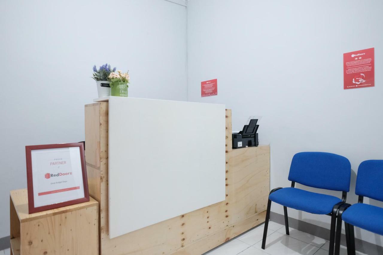 Отель Reddoorz Syariah Near Siloam Hospital Kebon Jeruk Джакарта Экстерьер фото