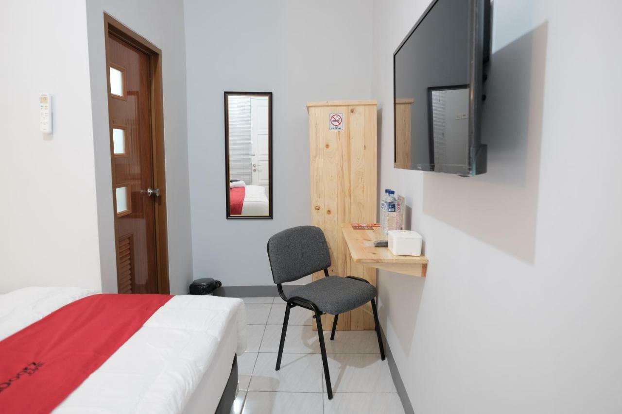 Отель Reddoorz Syariah Near Siloam Hospital Kebon Jeruk Джакарта Экстерьер фото